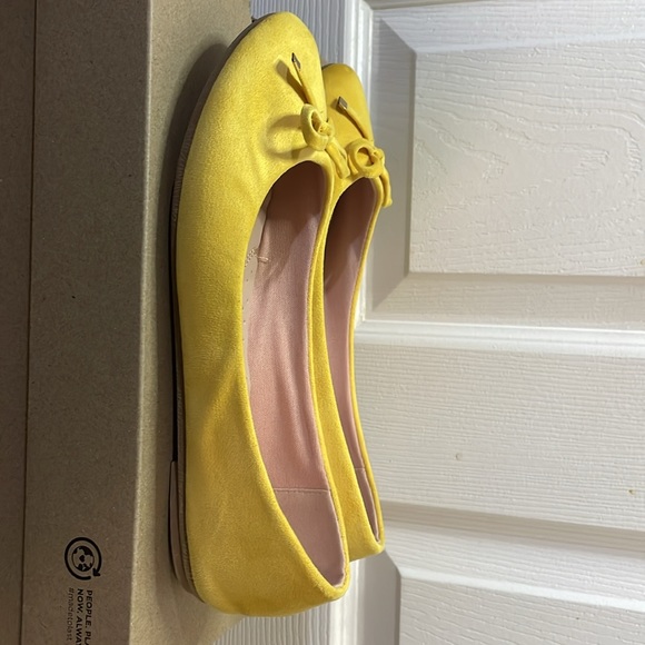 Forever comfort size 8 1/2 gold yellow suede finish flats - Picture 2 of 5